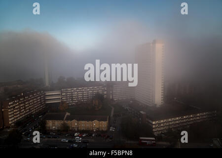 London, UK. 1. November 2015. Schwer und dunstigen Nebel über Südost-London-Credit: Guy Corbishley/Alamy Live-Nachrichten Stockfoto