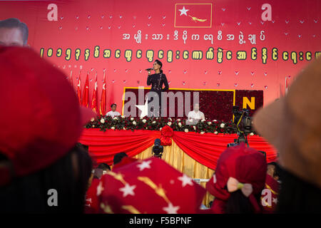 Yangon, Thuwanna, Myanmar. 1. November 2015. Myanmar Oppositionsführerin Aung San Suu Kyi befasst sich mit eine Kundgebung der Kampagne für die NLD (Nationalliga für Demokratie), eine Woche vor der freieste Wahl in Jahrzehnten in Thuwanna, Yangon, Myanmar am 1. November 2015. © Guillaume Payen/ZUMA Draht/Alamy Live-Nachrichten Stockfoto