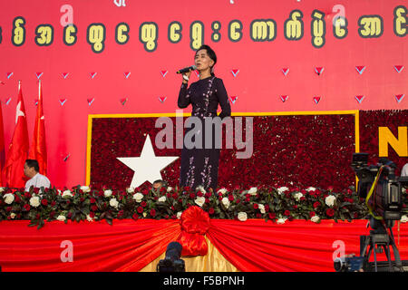 Yangon, Thuwanna, Myanmar. 1. November 2015. Myanmar Oppositionsführerin Aung San Suu Kyi befasst sich mit eine Kundgebung der Kampagne für die NLD (Nationalliga für Demokratie), eine Woche vor der freieste Wahl in Jahrzehnten in Thuwanna, Yangon, Myanmar am 1. November 2015. © Guillaume Payen/ZUMA Draht/Alamy Live-Nachrichten Stockfoto