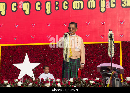 Yangon, Thuwanna, Myanmar. 1. November 2015. Schirmherr der Nationalliga für Demokratie, Tin Oo befasst sich mit eine Kundgebung der Kampagne für die NLD, eine Woche vor der freieste Wahl in Jahrzehnten in Thuwanna, Yangon, Myanmar am 1. November 2015 © Guillaume Payen/ZUMA Draht/Alamy Live News Stockfoto