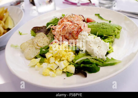 Breitengraden Restaurant Sunset Key, Key West, Florida, USA - Hummer Salat mit Getränken. Gourmet-Mittagessen Stockfoto