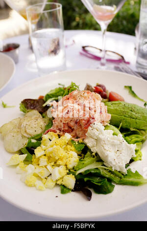 Breitengraden Restaurant Sunset Key, Key West, Florida, USA - Hummer Salat mit Getränken. Gourmet-Mittagessen Stockfoto