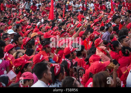 Yangon, Thuwanna, Myanmar. 1. November 2015. Myanmar Oppositionsführerin Aung San Suu Kyi Adressen eine Kampagne-Rallye für die NLD (Nationalliga für Demokratie) als Unterstützer auf sie, eine Woche vor der freieste Wahl in Jahrzehnten in Thuwanna, Yangon, Myanmar am 1. November 2015 hören. © Guillaume Payen/ZUMA Draht/Alamy Live-Nachrichten Stockfoto