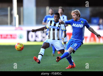 Udine, Italien. 1. November 2015. Sassuolo Mittelfeldspieler Davide Biondini (R) kickt den Ball während der italienischen Serie ein TIM Fußballspiel zwischen Udinese Calcio und Sassuolo im Friaul-Stadion am 1. November 2015. Foto Simone Ferraro / Alamy Live News Stockfoto