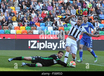 Udine, Italien. 1. November 2015. Sassuolo Torhüter Andrea Consigli (L) kämpft um den Ball mit Udineses vorwärts Cyril Thereau (R) während der italienischen Serie ein TIM Fußballspiel zwischen Udinese Calcio und Sassuolo im Friaul-Stadion am 1. November 2015. Foto Simone Ferraro / Alamy Live News Stockfoto