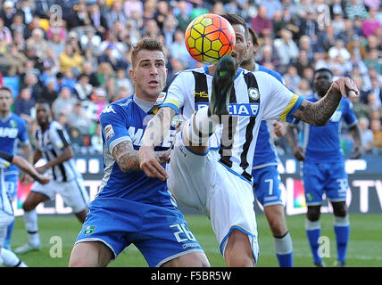 Udine, Italien. 1. November 2015. Sassuolo Verteidiger Emanuele Terranova (L) kämpft um den Ball mit Udineses vorwärts Cyril Thereau (R) während der italienischen Serie ein TIM Fußballspiel zwischen Udinese Calcio und Sassuolo im Friaul-Stadion am 1. November 2015. Foto Simone Ferraro / Alamy Live News Stockfoto