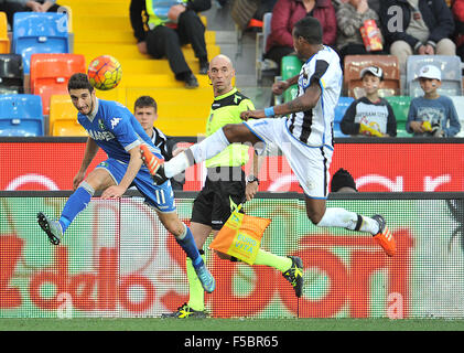 Udine, Italien. 1. November 2015. Sassuolo Verteidiger Sime Vrsaljko kickt den Ball während der italienischen Serie ein TIM Fußballspiel zwischen Udinese Calcio und Sassuolo im Friaul-Stadion am 1. November 2015. Foto Simone Ferraro / Alamy Live News Stockfoto