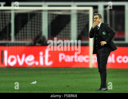 Udine, Italien. 1. November 2015. Sassuolo Head Coach Eusebio Di Francesco am Ende der italienischen Serie blickt auf eine TIM Fußballspiel zwischen Udinese Calcio und Sassuolo im Friaul-Stadion am 1. November 2015. Foto Simone Ferraro / Alamy Live News Stockfoto