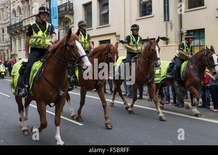 Berittene Polizei Offiziere Reitpferde während eines Wales Rugby-Spiels. Stockfoto