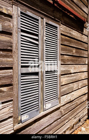 Abstrakte verwittertem Holz auf Gebäude in Key West Florida USA könnte als Hintergrund verwendet werden, gute Kopie Raum teilweise mit louvered Windows. Stockfoto