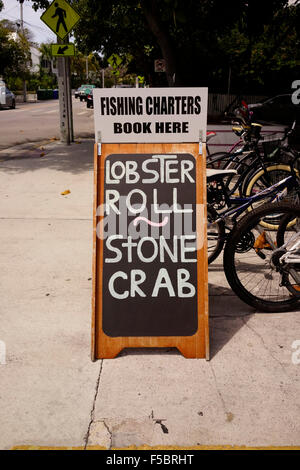 Key West Florida USA Reisen Eaton Street Seafood Market Restaurant Zeichen auf Bürgersteig für Lobster Roll und Stone Crab Stockfoto