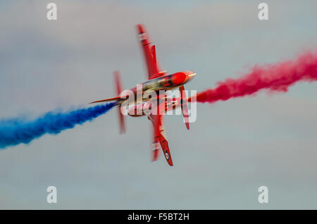 Die RAF aerobatic Anzeige Mannschaft der Red Arrows durchführen, ihre "Opposition pass" bei einer Airshow in ihren BAe Hawk-jets Stockfoto