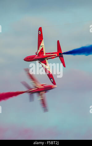 Die RAF aerobatic Anzeige Mannschaft der Red Arrows durchführen, ihre "Opposition pass" bei einer Airshow in ihren BAe Hawk-jets Stockfoto
