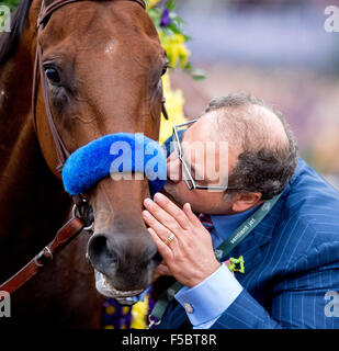 Lexington, Kentucky, USA. 31. Oktober 2015. 31. Oktober 2015: Eigentümer Ahmed Zayat küsst amerikanisches Pharoah nach dem Gewinn der Breeders' Cup Classic (Grad I) in Lexington, Kentucky auf 1. November 2015. Eric Patterson/ESW/CSM/Alamy Live-Nachrichten Stockfoto