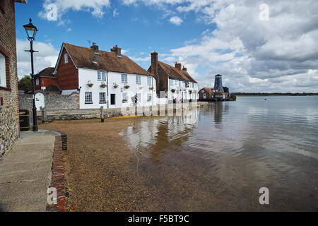 Langstone High Street, Hampshire bei Flut zeigt die Royal Oak Gastwirtschaft und Langstone Mill in den Sommer Stockfoto