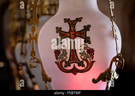 Lampen über den Stein der Salbung oder Stein der Krankensalbung in der Kirche des Heiligen Grabes im christlichen Viertel der Altstadt Ost Jerusalem Israel Stockfoto