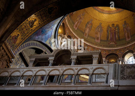 Blick nach oben auf die Kuppel der Catholicum oder Catholicon Kammer an der Kirche des Heiligen Grabes im christlichen Viertel der Altstadt Ost Jerusalem Stockfoto