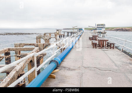 DOORNBAAI, Südafrika, 12. August 2015: die alten und neuen Piers in den Hafen von Doornbaai (Thorn Bay) an der Atlantikküste von Stockfoto