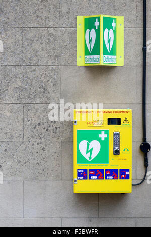 Herz sicher automatisierten externen Defibrillator an einer Mauer befestigt Stockfoto