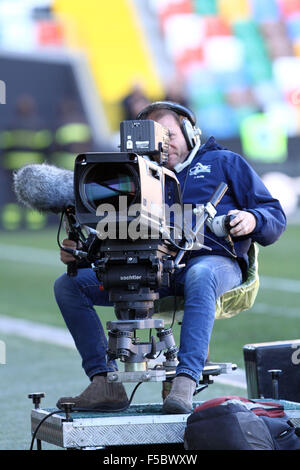 Udine, Italien. 1. November 2015. Ein Kameramann bei der Arbeit in der italienischen Serie A-Fußballspiel zwischen Udinese Calcio V Sassuolo Calcio im Friaul-Stadion am 1. November 2015 in Udine. Bildnachweis: Andrea Spinelli/Alamy Live-Nachrichten Stockfoto