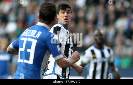 Udine, Italien. 1. November 2015. Udinese vorwärts Stipe Perica sieht in der italienischen Serie A-Fußballspiel zwischen Udinese Calcio V Sassuolo Calcio im Friaul-Stadion am 1. November 2015 in Udine. Bildnachweis: Andrea Spinelli/Alamy Live-Nachrichten Stockfoto