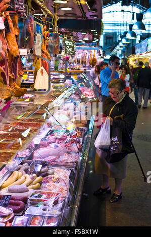 Stände, die Schinken in La Boqueria Markt Barcelona Katalonien Spanien ES Stockfoto