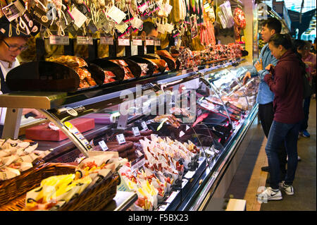 Stände, die Schinken in La Boqueria Markt Barcelona Katalonien Spanien ES Stockfoto