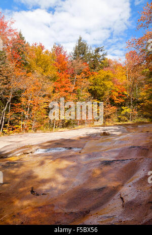 Wasser fließt über Table Rock, Flume, Franconia Notch State Park, White Mountains, New Hampshire, New England, USA Stockfoto