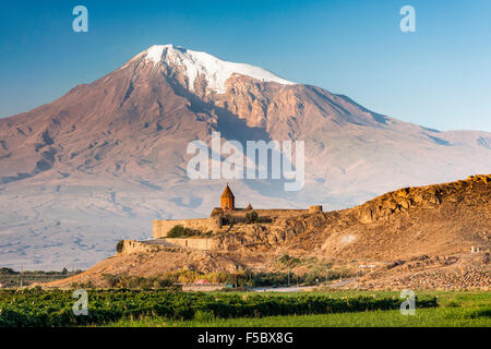 Kloster Khor Virap in Armenien und Berg Ararat in der Türkei. Stockfoto