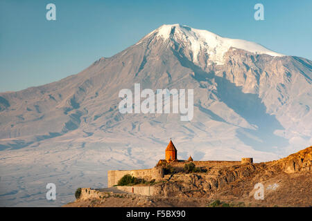 Kloster Khor Virap in Armenien und Berg Ararat in der Türkei. Stockfoto