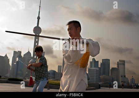China, Shanghai, morgen Tai Chi Übung am Bund. Shanghi Bund: Am frühen Morgen Tai Chi Übungen mit Schwertern auf dem Bund in Stockfoto