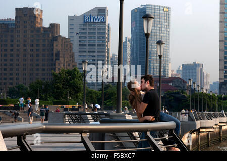 Ein paar Touristen küssen im Bund. China-Liebe. Der Bund-Promenade, Shanghai, China. China Shanghai Tourist Skyline von Shanghai Stockfoto