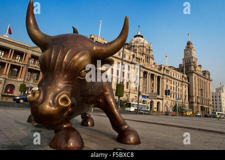 Shanghai-Bull-Schwester von Wall Street Bull. Bronze-Skulptur von Bull am Bund in Shanghai China. Stier-Statue von Arturo aufladen Stockfoto
