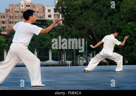 China, Shanghai, morgen Tai Chi Übung am Bund. Shanghi Bund: Am frühen Morgen Tai Chi Übungen mit Schwertern auf dem Bund in Stockfoto