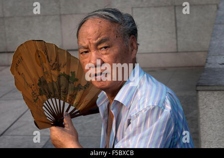 China, Shanghai, morgen Tai Chi Übung am Bund. Shanghi Bund: Am frühen Morgen Tai Chi Übungen mit Schwertern auf dem Bund in Stockfoto