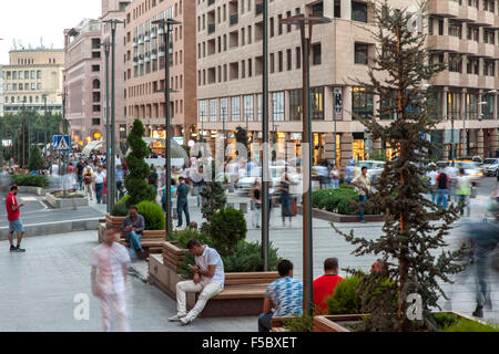 Fußgänger zu Fuß entlang der Northern Avenue, einer Fußgängerzone in der armenischen Hauptstadt Eriwan. Stockfoto