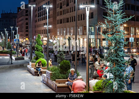 Fußgänger zu Fuß entlang der Northern Avenue, einer Fußgängerzone in der armenischen Hauptstadt Eriwan. Stockfoto