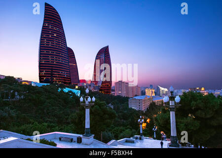 Von Baku Flame Towers angesehen vom Dağüstü Park in der Abenddämmerung. Stockfoto