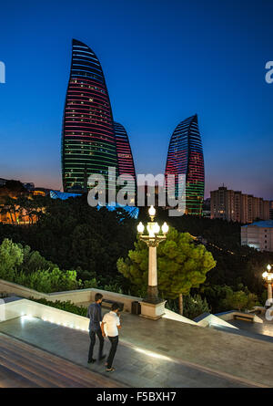 Von Baku Flame Towers angesehen vom Dağüstü Park in der Abenddämmerung. Stockfoto