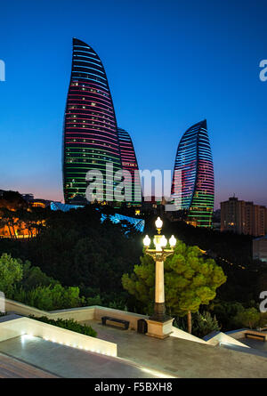 Von Baku Flame Towers angesehen vom Dağüstü Park in der Abenddämmerung. Stockfoto