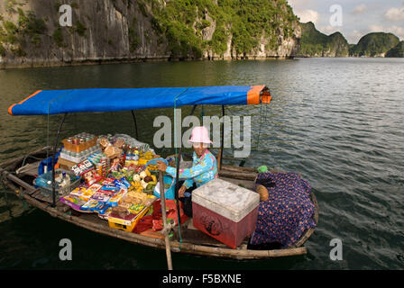 Boot-Frau-Anbieter in Halong Bucht, Vietnam.  Trinken Sie Snack Hut Hersteller Ruderboot Halong Bucht Vietnam. Stockfoto