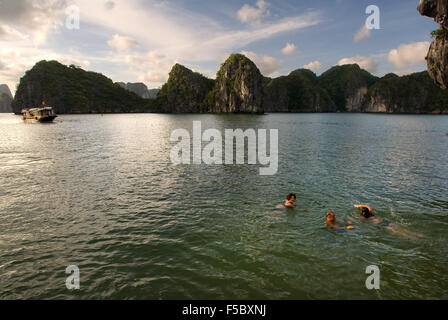 Menschen schwimmen in abgelegenen Strand in isolierten Insel in Ha Long Bucht, Vietnam. Tropischen Strand, Cat Ba Nationalpark, Ha lange ruhig Stockfoto