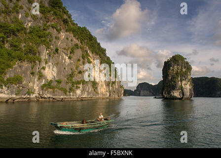 Boot und Kalkstein Karst in Ha long, Halong Bucht, Vietnam, Ha long, Halong Bucht, Vietnam Stockfoto