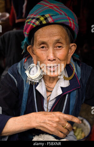 Porträt einer Frau Black Hmong in Sapa Vietnam. Lao Cai Provinz, Nord-Vietnam Stockfoto