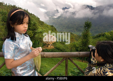 Vietnamesisches Mädchen fotografieren auf dem Balkon des Green Valley in Sapa in der Nähe des Turms. Stockfoto