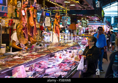 Stände, die Schinken in La Boqueria Markt Barcelona Katalonien Spanien ES Stockfoto