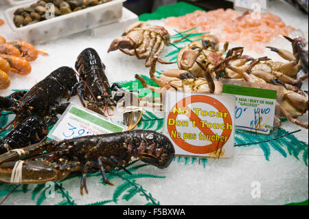 Hummer, Krabben und andere Meeresfrüchte für den Verkauf auf Stand auf La Boqueria Markt Barcelona Katalonien Spanien ES Stockfoto