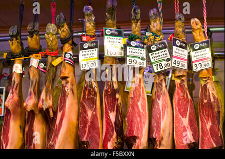 Stände, die Schinken in La Boqueria Markt Barcelona Katalonien Spanien ES Stockfoto