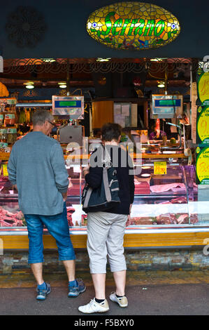 Stände Verkauf von Serrano Schinken in La Boqueria Markt Barcelona Katalonien Spanien es Stockfoto