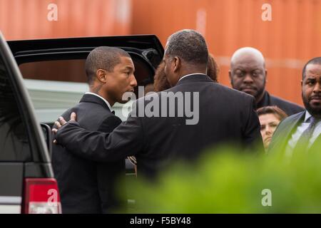 Superstar Pharrell Williams Dank Familienmitglieder des Charleston 9 schießen außerhalb der historischen Mutter Emanuel AME Kirche nach der Durchführung mit dem Gospel Choir Sonntag service 1. November 2015 in Charleston, South Carolina. Die Kirche war die Website der Schießerei, die Masse im Juni 2015 neun Menschen getötet und Featuredais Teil eines Programms über Rennenrelationen von A + E Networks produziert werden. Stockfoto